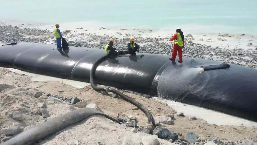 Estudios y diseños para estructuras de defensa costera. Tecnología e instalación de  Geocontendores